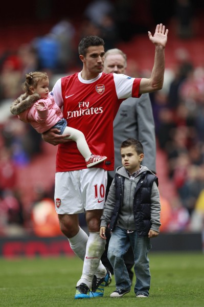 米兰总监：米兰德比的胜利有利建队，魔笛是老将但场上最有活力（米兰高层：同城德比告捷利于建队，魔笛虽为老将仍是场上最有活力）