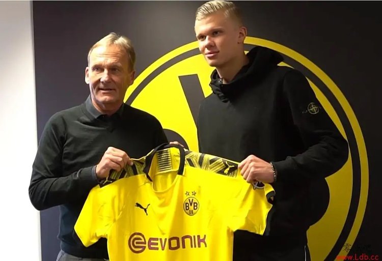 邮报：曼联计划在转会市场全力支持阿莫林 内部认为逐渐走上正路（《邮报》：曼联拟在引援方面全力支持阿莫林，队内评估球队已渐入正轨）