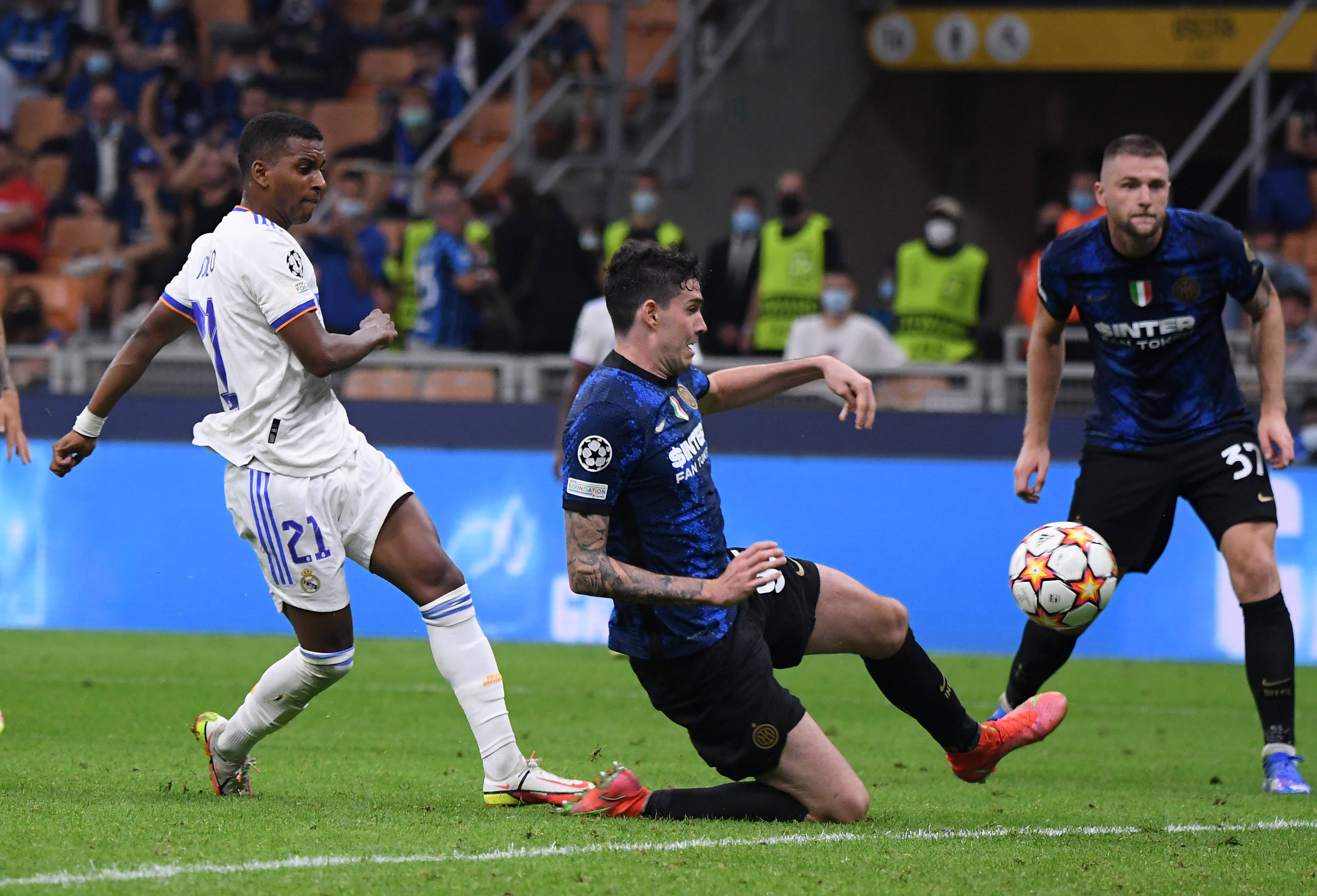 马卡：皇马密切关注科莫后卫拉蒙，英超多队也展开考察（据马卡报：皇马考察科莫后卫拉蒙，英超多队同样关注）