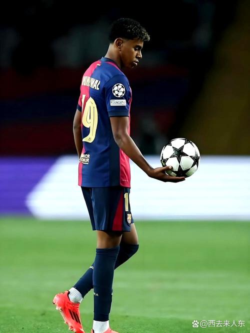 难以招架！194马奎尔扣晕177的毕尔巴鄂中场，精准送传中（高人一等！身高194的马奎尔晃倒177的毕尔巴鄂中场，送出精准传中）