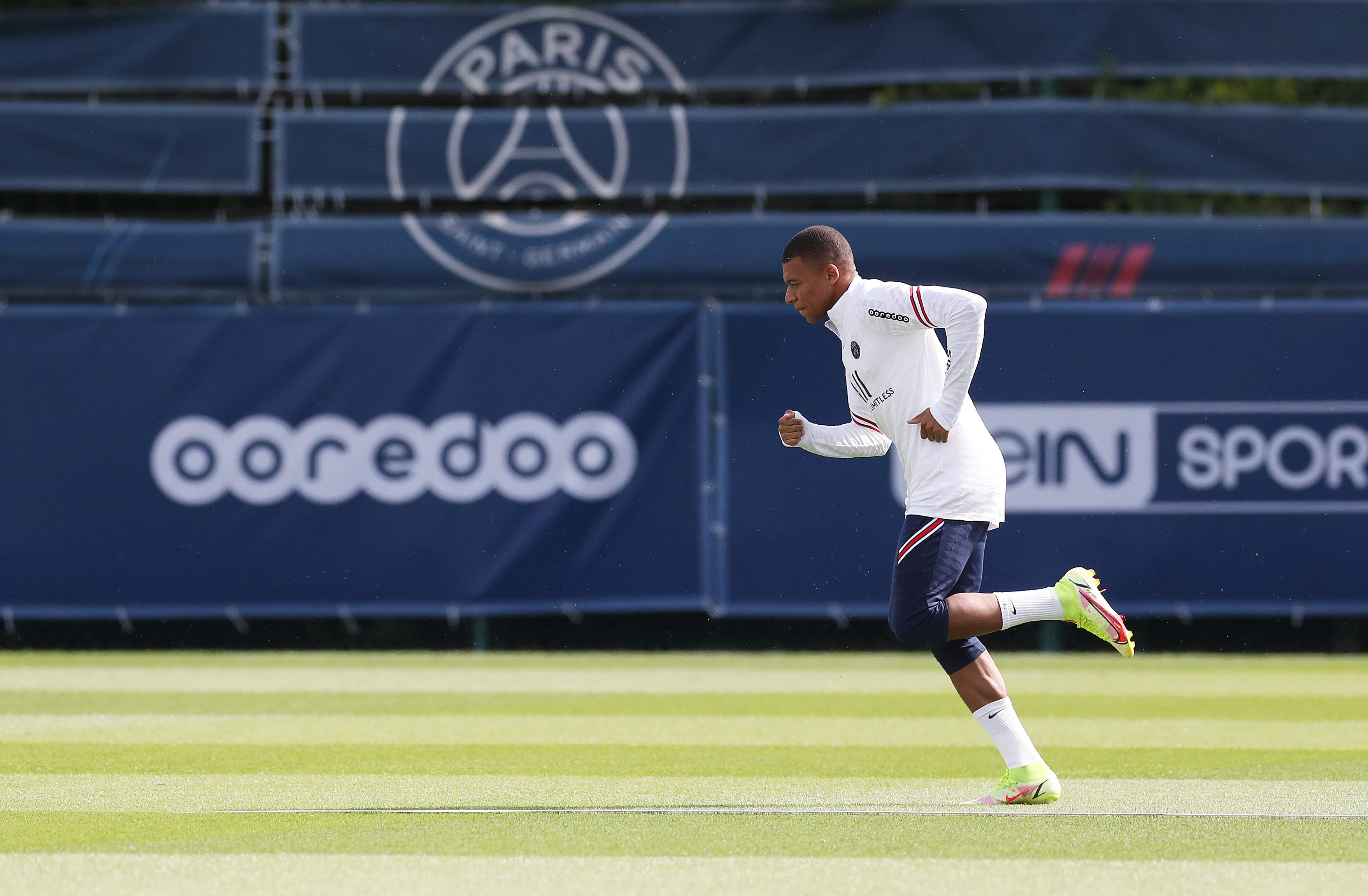 西前国脚质疑姆巴佩进球中点球多，球迷幽默回应（西班牙前国脚质疑姆巴佩进球点球过多，球迷幽默回击）