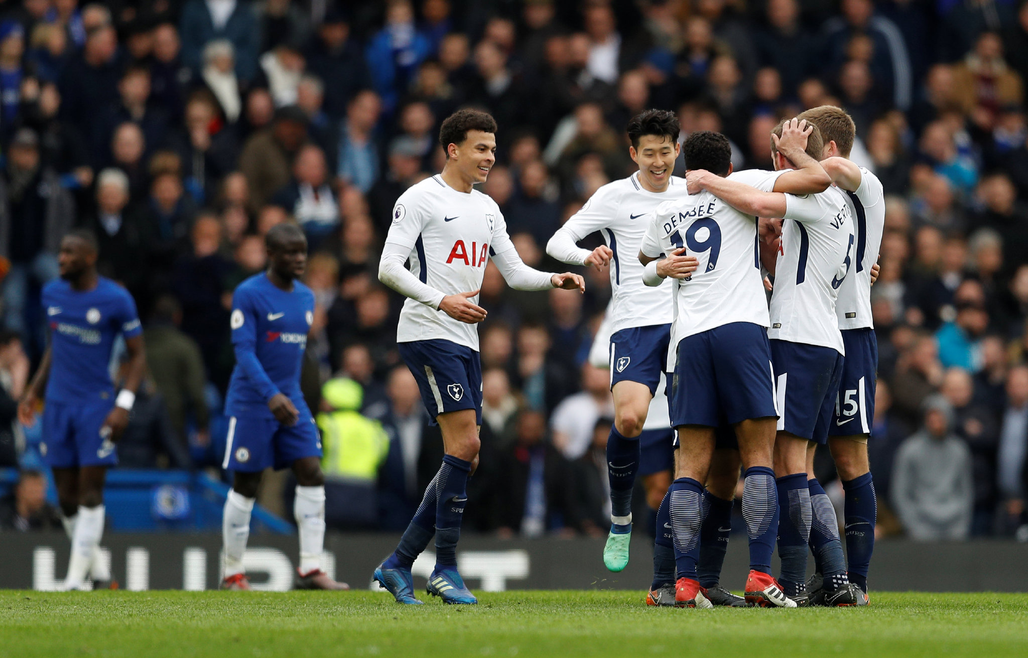 伊布社交媒体秀冠军数量 15个赛季拿13个联赛冠军（伊布社媒晒荣誉：15季斩获13座联赛桂冠）