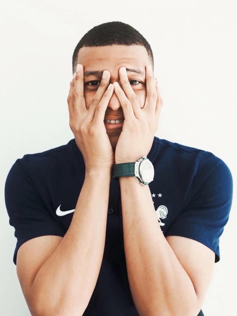 阿莫林劝曼联新帝星留队等待机会，称他是未来! 但确认明年想买人（阿莫林劝曼联新星耐心留队：你是未来，但明年仍计划引援）