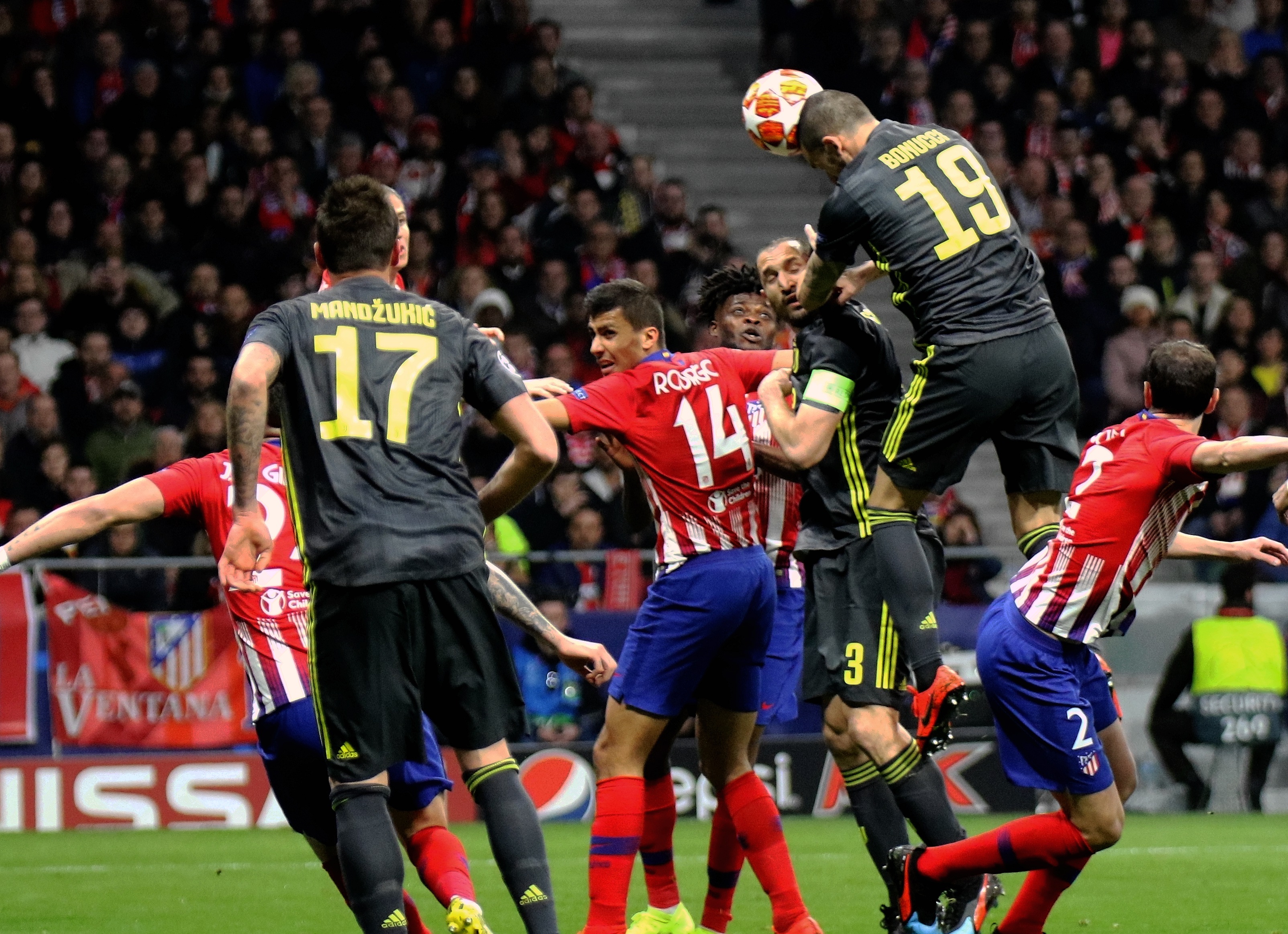 足球世界杯倒计时100天，全球球迷热情高涨