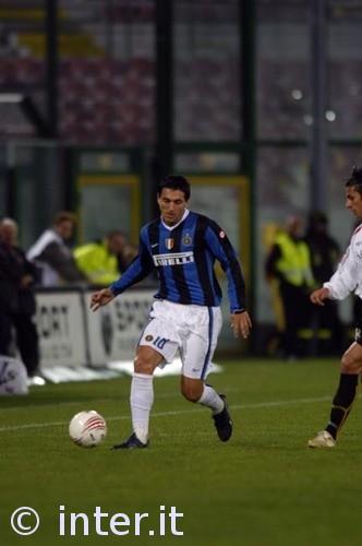 尴尬，一英格兰球迷在阿尔巴尼亚主场被旋转闸门卡住