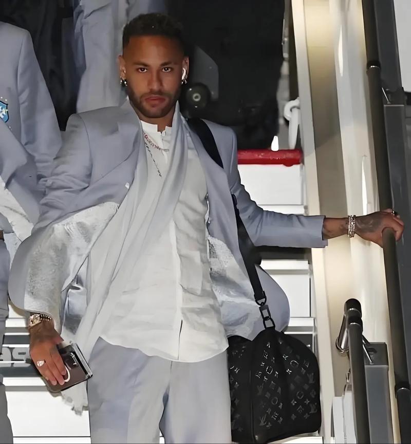 你要跳舞吗？非洲杯半场，一位摄像大哥随着音乐在雨中热舞（非洲杯中场，雨中摄像师随音乐跳嗨了）